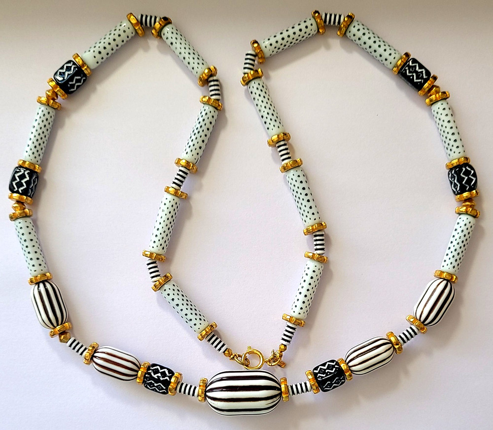VINTAGE STUNNING MILK BLACK GLASS SIGNED MONET NECKLACE