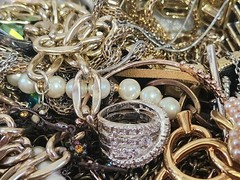 BEAUTIFUL VINTAGE JEWELRY LOT ALL WEARABLE 2 LBS #2 (U get what U C in pics:)