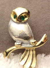 VTG TAIWAN 60’S SILVER GOLD TONE GREEN CRYSTAL RHINESTONE BARN OWL BIRD PIN 1″+