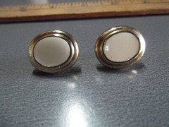 1 Pair Old .75″in Roundish Gold Tone with Tan Middle Studs