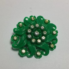 EARLY GREEN CELLULOID PLASTIC RHINESTONE BROOCH C-CLASP WISPY PINWHEEL FLOWER