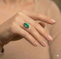 Vintage Platinum Engagement Ring 2.09CT. Gem Natural Green Emerald Marquise Cut