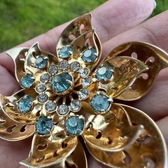VTG Coro Pendant Brooch Pin 2.125 Inch Tiered Flower Clear Blue Crystals Gold