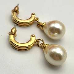 Carolee Gold Tone Faux Pearl Teardrop Hoop Drop Earrings 1.5 In Vintage