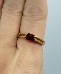Vtg Sz 9 Ring Sm Red Cubic Zirconia 18KGE Stackable Fashion Jewelry StyS3