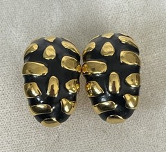 Vtg Signed Graziano Raised Gold Tone Design & Black Enamel Clip On Earrings 1”