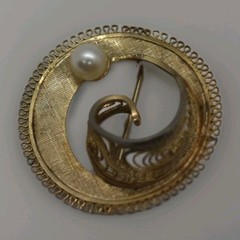 Vintage A.N.K. 12/20 GF Brooch Pin Signed Gold Tone Classy wreath with pearl