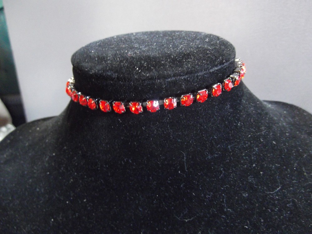 Vtg Costume Jewlery Ruby Red Crystal Glass 2.25″in Stretchy