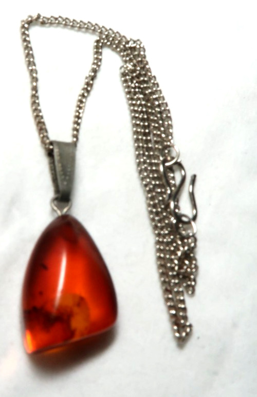 VINTAGE GENUINE BALTIC AMBER PENDANT NECKLACE #31