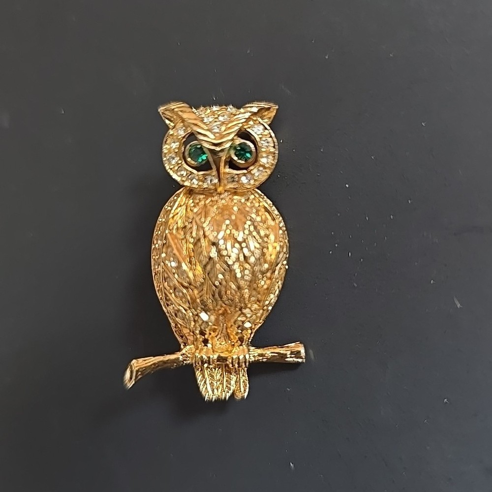 Vintage Gold Tone Owl Brooch Green Eyes Textured Bird Pin Cute 1.5″
