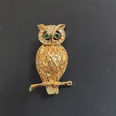Vintage Gold Tone Owl Brooch Green Eyes Textured Bird Pin Cute 1.5″