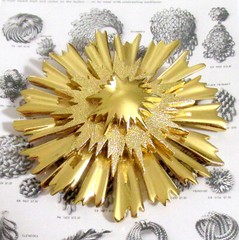VTG LARGE 2 1/4″ SPIKY MONET GP TIERED “STARBURST” DOMED BROOCH PIN RUNWAY EXC