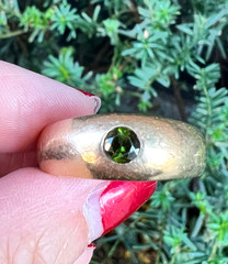 VINTAGE 14K GOLD FLUSH SET GREEN TOURMALINE GYPSY RING VERY HEAVY CHUNKY UNISEX