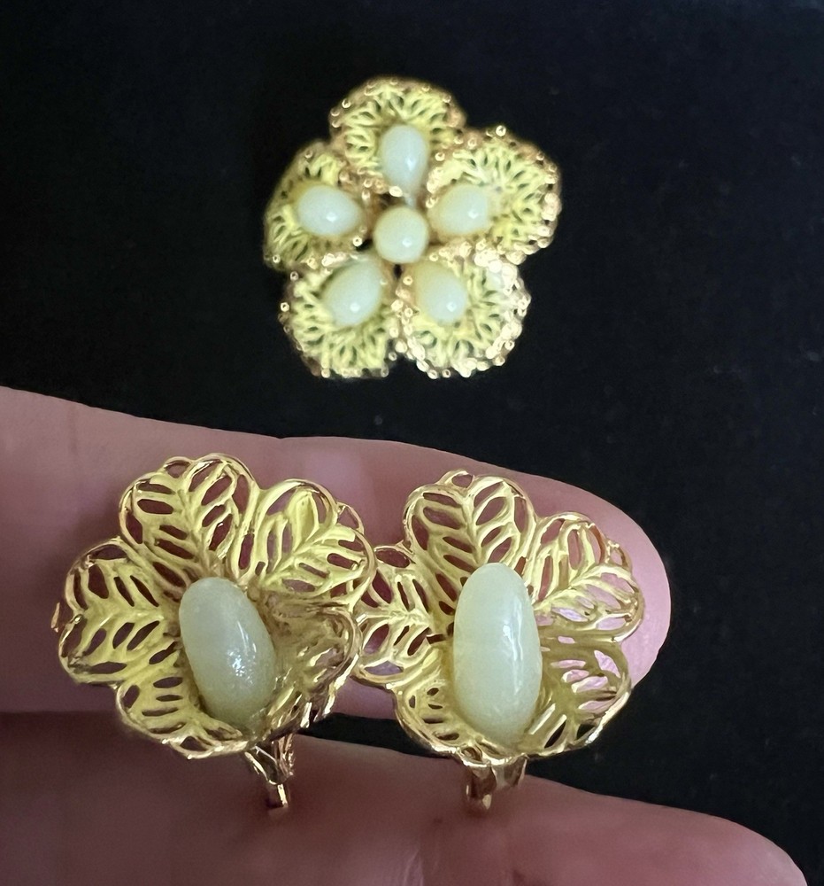 Vintage Light Yellow Glass Tear Drop Beads Gold Tone Filigree Lily Clip-on Set