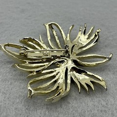 Large Vintage Unbranded Gold Tone Metal Pin Brooch Wispy Leaf Fronds