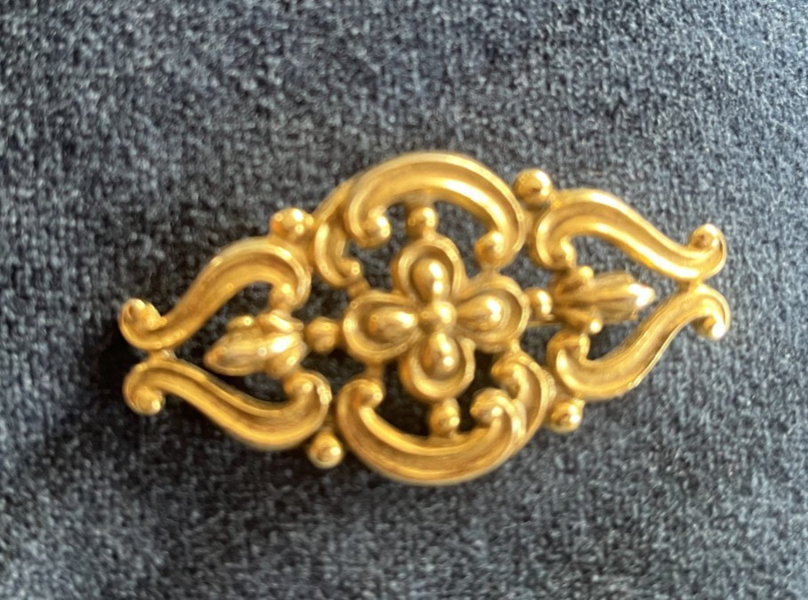 VTG Victorian Revival Gold Pated Floral Filigree Scalloped Brooch Pin 2.25 in