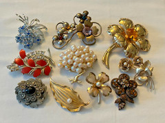 Vintage Faux Pearl Rhinestone Gold and Silver tone Brooches Jewelry lot