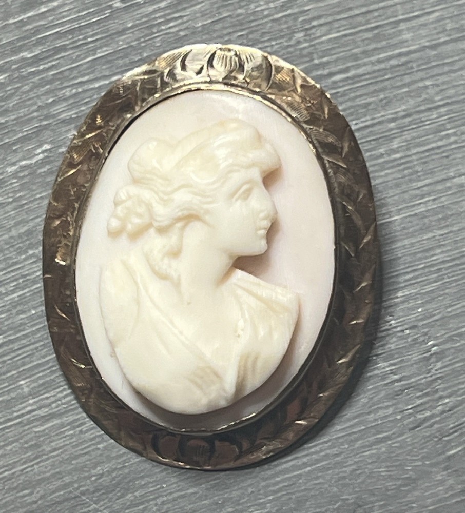 Antique 10K Yellow Gold Hand-Carved Shell Cameo Brooch Pendant