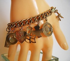 Vtg ’50s Gold Tone 15 Charms 7″ Bracelet Heavy Curb Link Chain Includes Ashtray