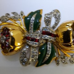 Coro Duette Quivering Camillas Brooch Red & White Stones Green Enamel Gold Tone