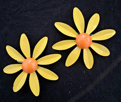 Pair of Vtg Yellow Orange Enamel Daisy Flower Brooches Pins 2.5″ Mod 60s Retro