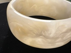 Beige Creamy Swirls Lucite Bangle Bracelet Vintage Layerable