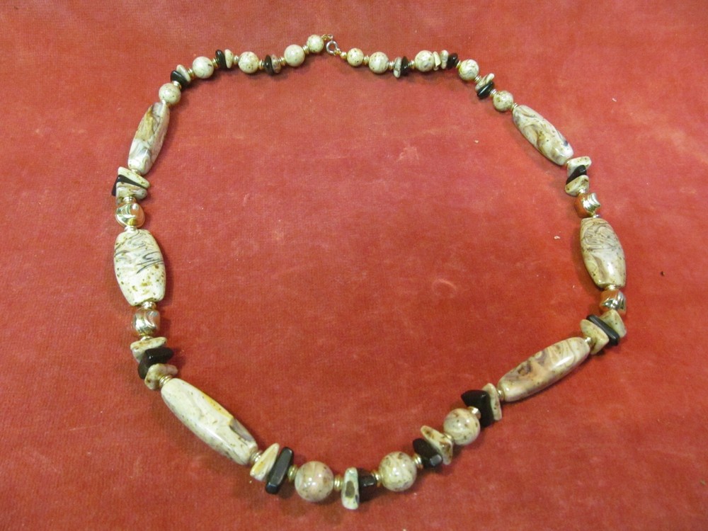 27″ GRADUATED PLASTIC STONE BEADS NECKLACE