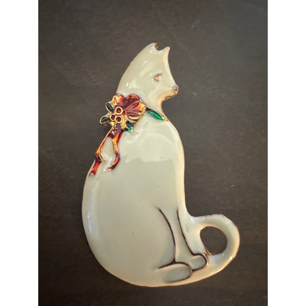 Vero Vintage White Enamel Christmas Cat Brooch Gold Tone Holiday Bow Pin 2 Inch