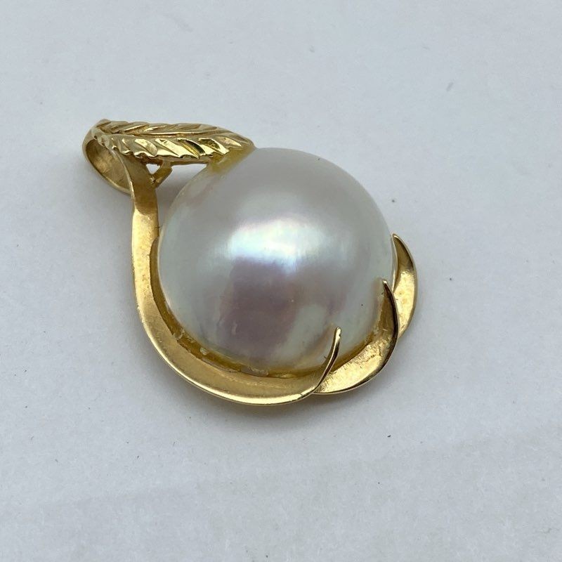 Vintage 14K Yellow Gold White Mabe Pearl Pendant Leaf Motif 3.7g