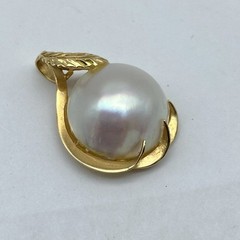 Vintage 14K Yellow Gold White Mabe Pearl Pendant Leaf Motif 3.7g