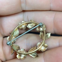 Krementz Copper Tone Gold Plated Round Leaf Rose Pin Brooch Signed Vtg Wreath