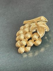 Vintage Trifari Gold Tone Grape Cluster Brooch Textured Fruit