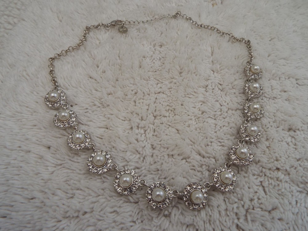 Silvertone Rhinestone White Bead Necklace (J55)