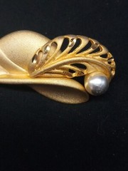 TONA 1970s RARE Matte Gold Tone DERBY DAY Hat With Feather & Faux Pearl Brooch