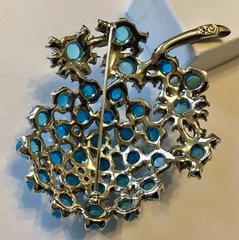 RARE VINTAGE EISENBERG AQUA BLUE JELLY BELLY AND CLEAR RHINESTONE FLOWER BROOCH