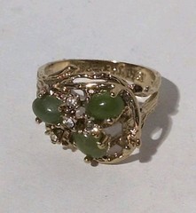 VINTAGE 18K H.G.E SIGNED COCKTAIL SIZE 7 RING W/ JADE / CLEAR GEMSTONES