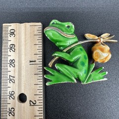 Vintage Anthropomorphic Lind-Gal LG Hobo Frog Brooch Pin Signed Green Knapsack
