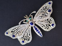 6.25Ct Basaltic Sapphire 0.24Ct Emerald 7.30Ct Diamond 15k Yellow Gold Brooch