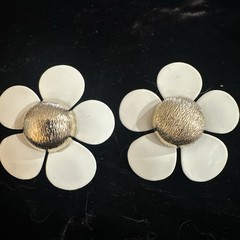 Vintage 1968 Sarah Coventry Flower Flattery White Gold Enamel Brooch w Earrings
