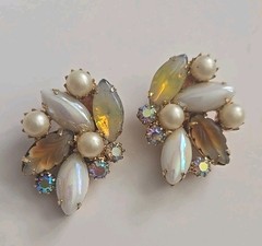 Vtg KRAMER FROSTED AB RHINESTONE FAUX PEARL CLUSTER CLI P EARRINGS