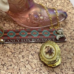 Vintage Style ROSE Cameo Locket Pendant Necklace Roman Woman Gold Tone Valentine