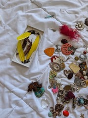 Vintage 1.5 LBS Craft Junk Scrap Jewelry Set Harvest, Repurpose, Salvage