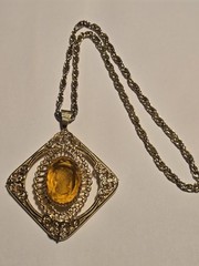 Vintage Mid-Century Amber Glass Cameo Large 2.75″ Pendant Gold 23″ Rope Chain