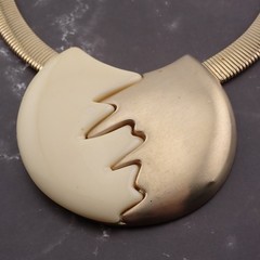 Vintage Lavin Era Cream Resin Matte Gold Tone 9mm Omega 17″ Pendant Necklace