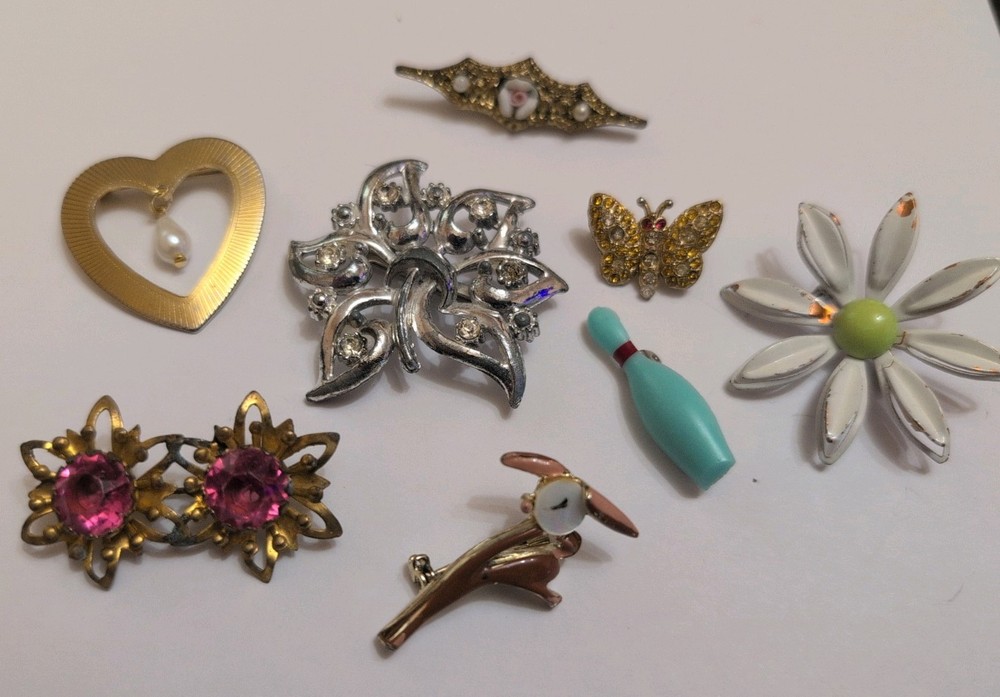 Lot Of 8 Vintage Brooches/Pins Of Various Colors And Materials