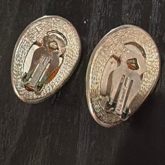 LES BERNARD Signed Lt Gray Faux Pearl Oval Silver Tone Clip Earrings VTG 1.25″