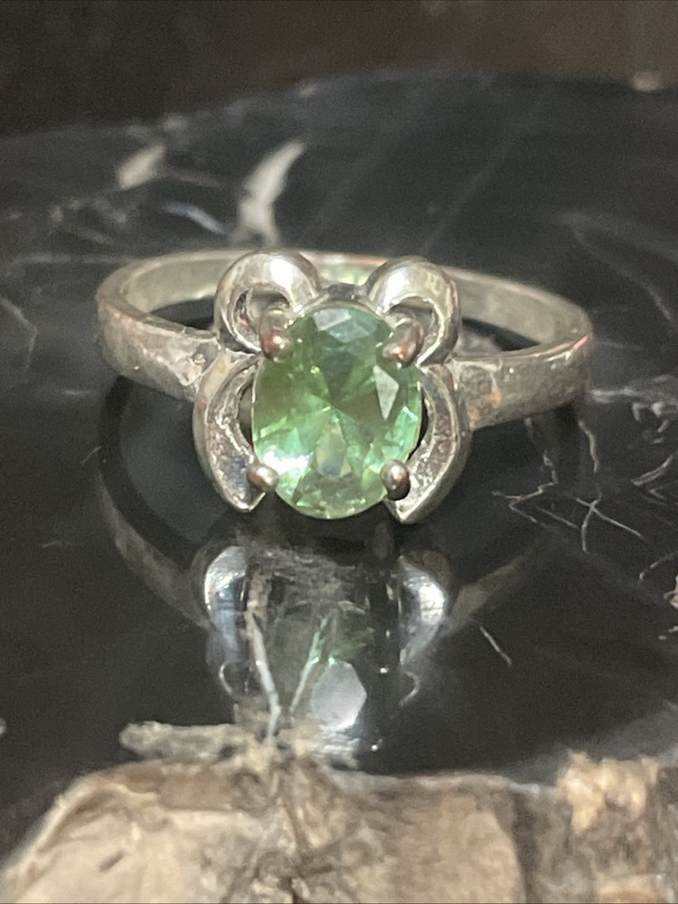 Vintage Sterling Silver Green Gemstone Bow Setting Ring Size 7.75