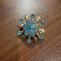 Vintage Gold Tone Snowflake w/ Blue Rhinestones Brooch Pin Scarf Jewelry 1″