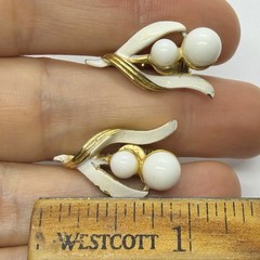 Vtg White Enamel Lucite Flower Climber Goldtone Earrings Clip-on