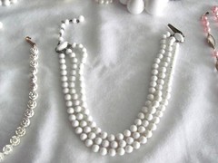 LOT OF 17 PIECES OF VINTAGE COSTUME JEWELRY NECKLACES & BRACELETS ALL WEARABLE